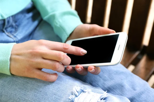 Hareket eden telefon, açık havada kadınla — Stok fotoğraf