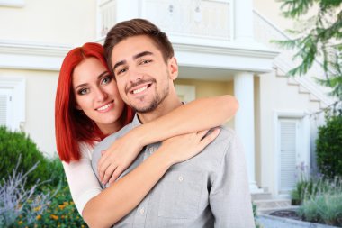 sevgi dolu çift evlerinin yakınındaki