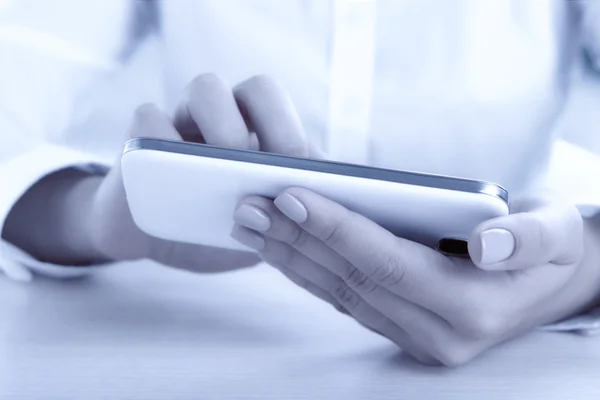 Mujer usando el primer plano del teléfono inteligente — Foto de Stock