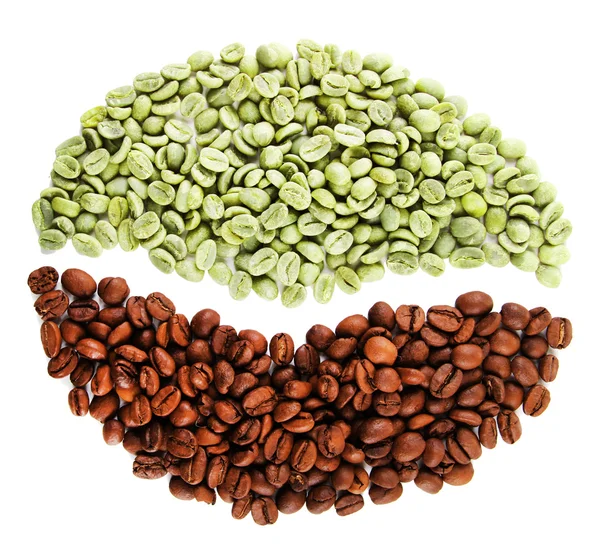 Zelené a hnědé kávová zrna izolované na bílém — Stock fotografie