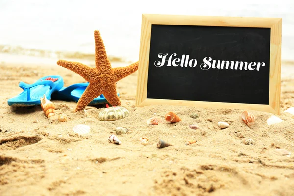 Olá conceito de verão. Chalkboard no fundo da praia — Fotografia de Stock