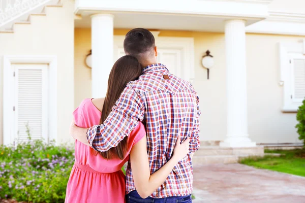 Pareja mirando a su casa de ensueño — Foto de Stock