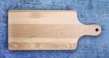 Ahşap arka planda kesme tahtası