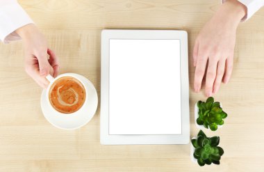 Tablet ve kahve, ahşap masa üzerinde elleriyle