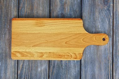 Ahşap arka planda kesme tahtası