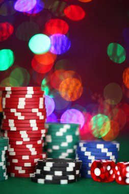 parlak arka plan üzerinde Poker fişleri