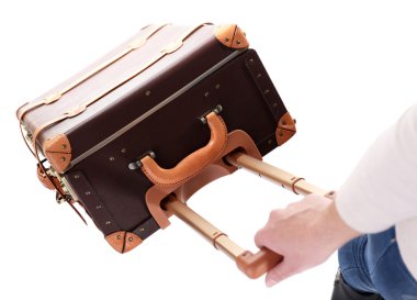 Bavullu kadın beyazı soyutladı.