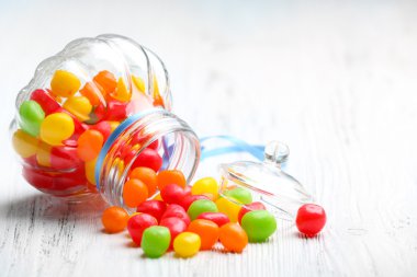 Kavanoz içinde renkli şekerler