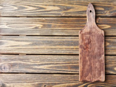 Ahşap arka planda kesme tahtası