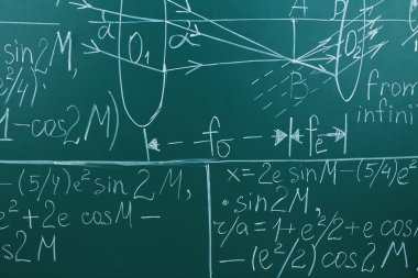 Kara tahta arka plan üzerinde matematik formülleri