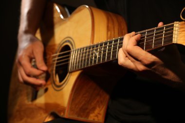 Gitar çalan adam