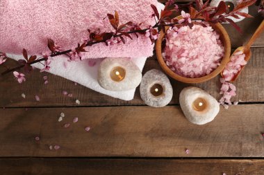 Spa taşlar ve bahar çiçekleri