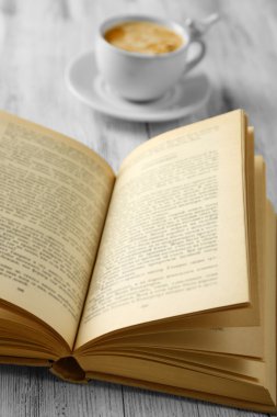 Natürmort ile fincan kahve ve kitap, yakın çekim