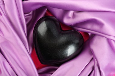 kumaş arka plan üzerinde siyah kalp