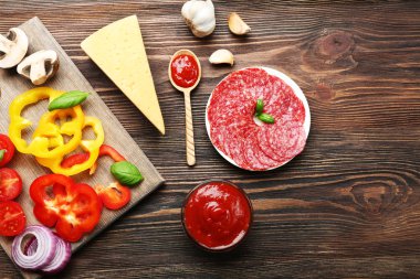ahşap masa, üstten görünüm üzerinde pizza yemek pişirmek için malzemeler
