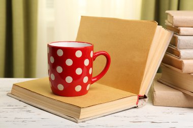 Kitap ve ahşap masa, closeup Kupası