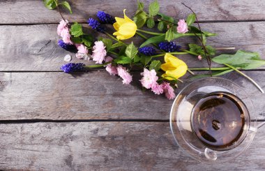 Ahşap masa, üstten görünüm üzerinde çiçekli bitkisel çay