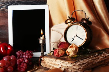 eski şeyler ve tablet ahşap arka plan üzerinde