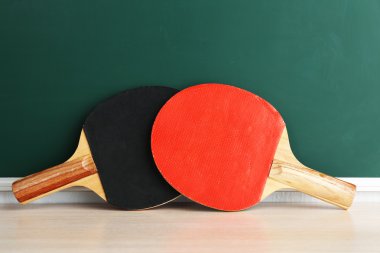 Masa Tenisi raketi blackboard arka plan üzerinde