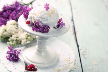 lezzetli dondurma ve eflatun çiçekler güzel kompozisyonu