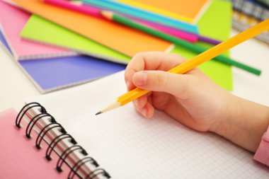 Çocuklar el üstünde defter vasıl okul sırası, portre çizim