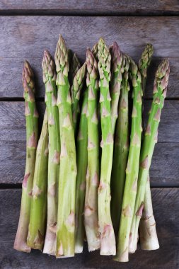 Ahşap arka planda taze kuşkonmaz