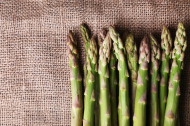 Taze kuşkonmaz çul arka plan üzerinde