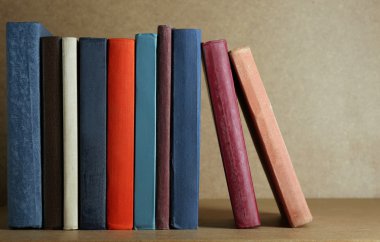 eski kitaplar raf, ahşap arka plan üzerinde yakın çekim