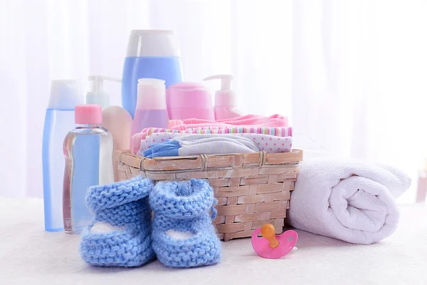 Accesorios de bebé en la mesa — Foto de Stock