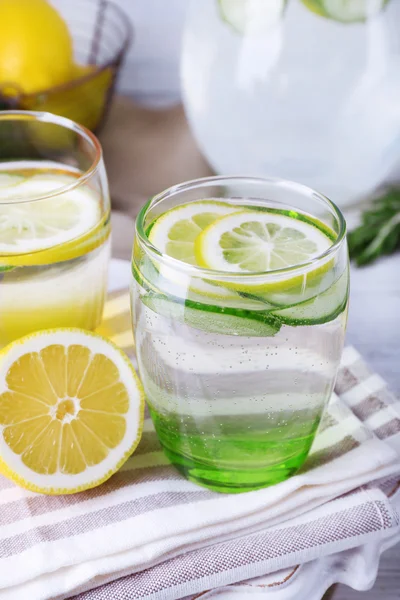 Frischwasser mit Zitrone — Stockfoto