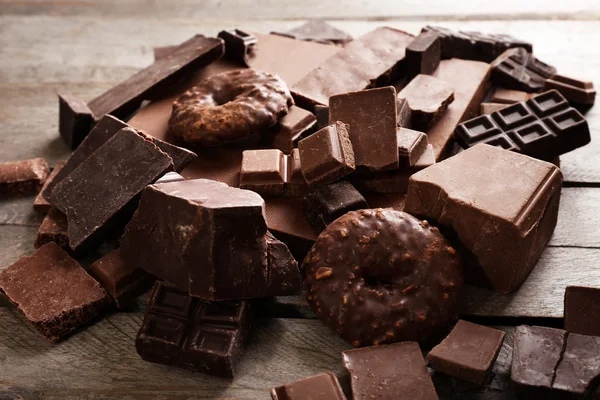 Set van chocolade op houten tafel, close-up — Stockfoto