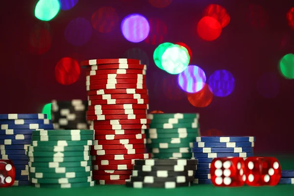 Chips pour poker sur fond brillant — Photo