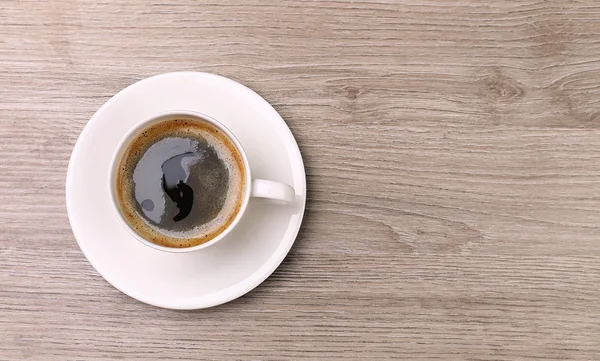 Tasse de café sur table en bois, vue sur le dessus — Photo