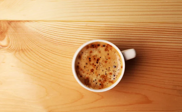木製のテーブルの上のコーヒーカップ、トップビュー — ストック写真