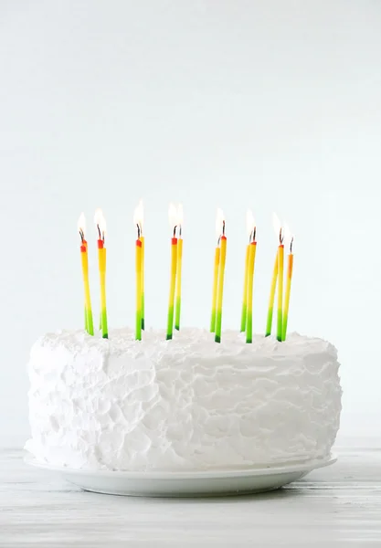 Bolo de aniversário com velas — Fotografia de Stock