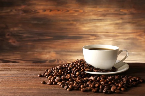 Taza de café con granos — Foto de Stock