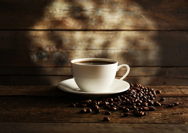 Tazza di caffè con grani — Foto Stock