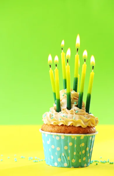 День рождения кекс со свечами — стоковое фото