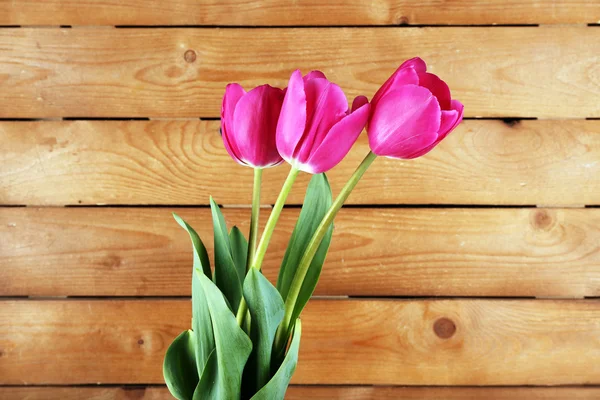 Schöne Tulpen auf Holzgrund — Stockfoto