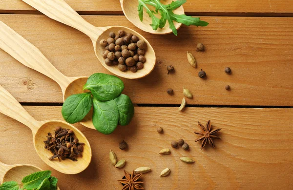 Wooden spoons with fresh herbs — Stock Photo, Image