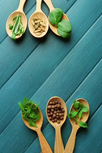 Wooden spoons with fresh herbs — Stock Photo, Image