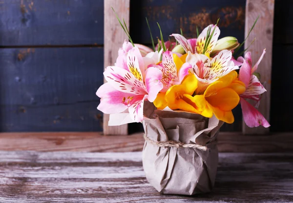 Красивые цветы в вазе — стоковое фото