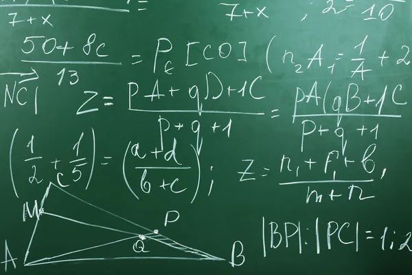 Fórmulas matemáticas sobre fondo de pizarra — Foto de Stock