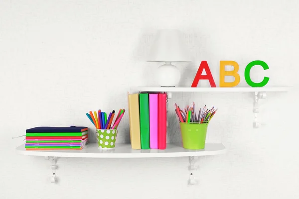 Regale mit Schreibwaren im Kinderzimmer — Stockfoto