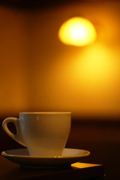Taza de café en la mesa en la cafetería — Foto de Stock