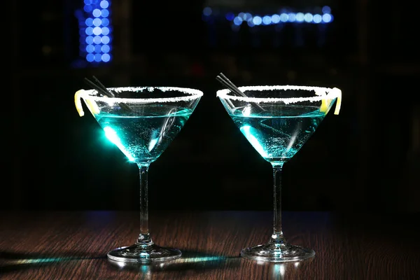 Verres de cocktails au bar — Photo