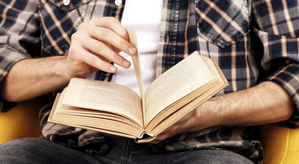 Young man reading book — Stock Photo, Image