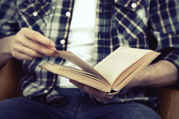 Young man reading book — Stock Photo, Image