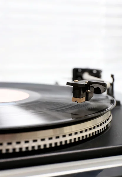 Gramófono con un disco de vinilo —  Fotos de Stock