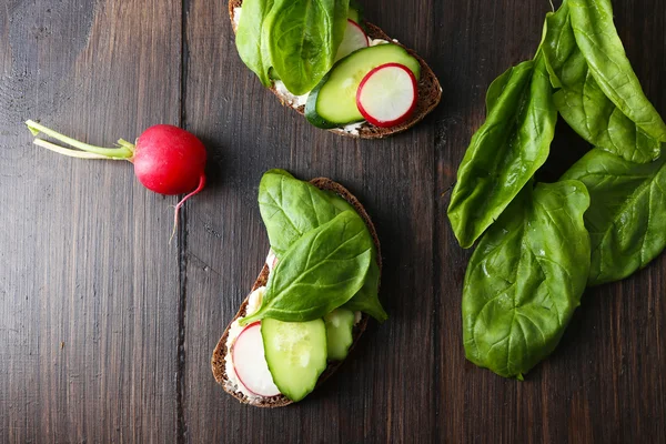 Deliciosos sándwiches con verduras —  Fotos de Stock